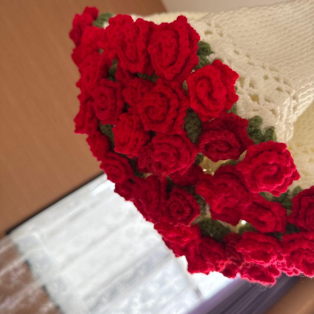 119個赤いバラの編み物ブーケ 直径110cm