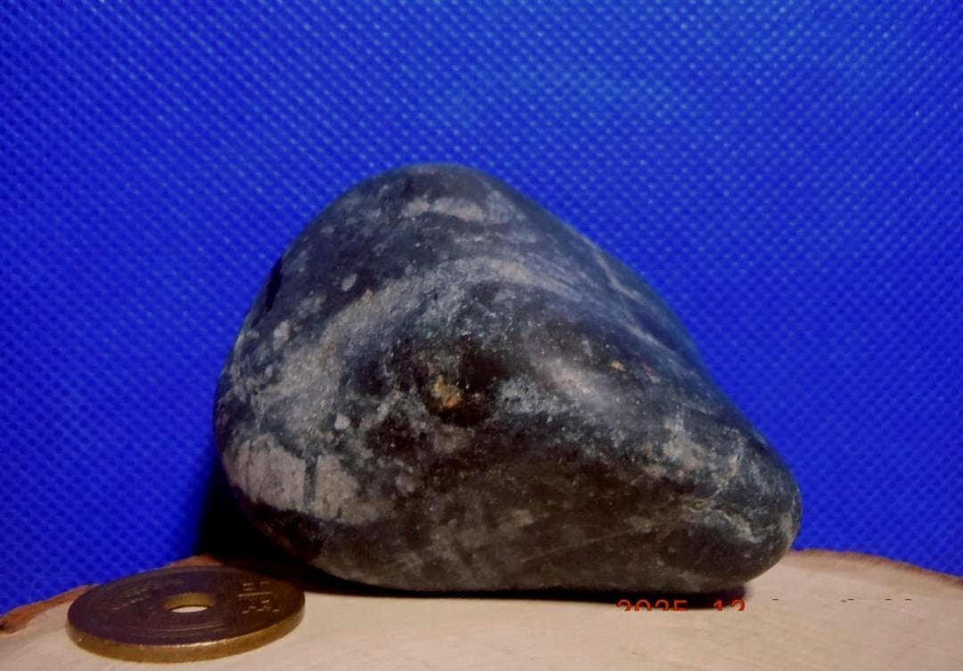 宮崎海岸・天然無垢の糸魚川翡翠・黒 142g