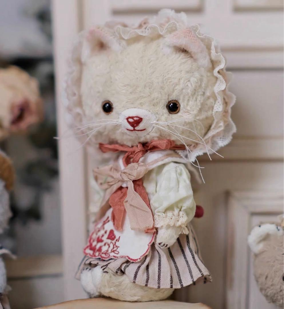 かわいいお姉さん猫 アーティストベア 海外作家様 ハンドメイド ぬいぐるみ 置物