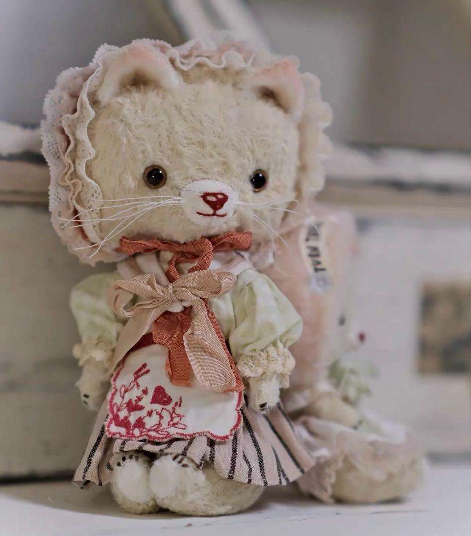 かわいいお姉さん猫 アーティストベア 海外作家様 ハンドメイド ぬいぐるみ 置物