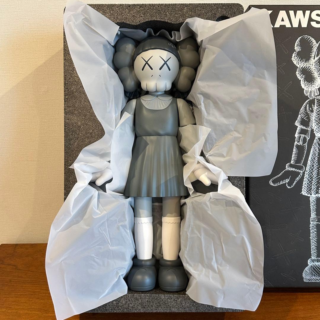新品 KAWS ×イカゲーム ヨンヒ フィギュア Squid Game 未使用