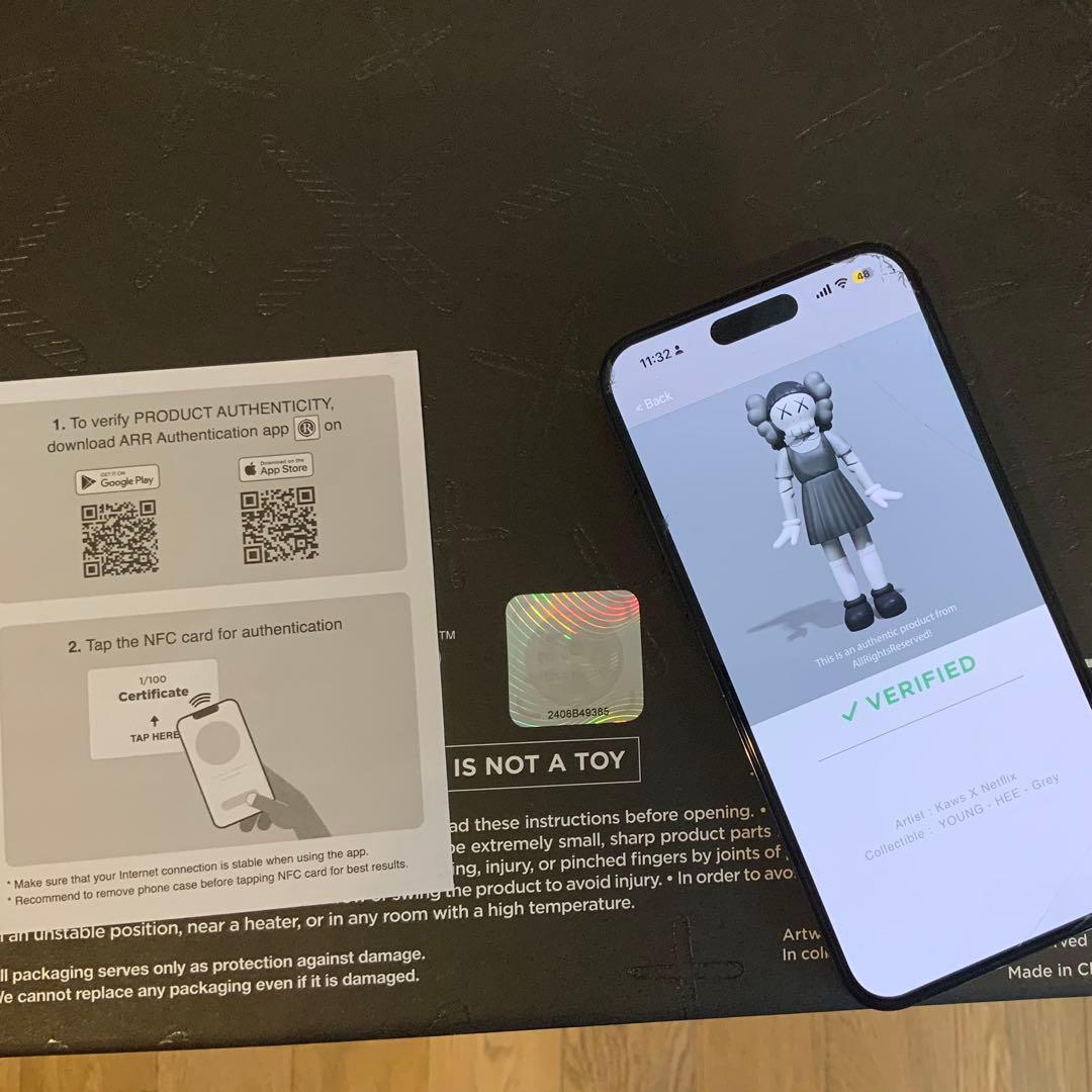 新品 KAWS ×イカゲーム ヨンヒ フィギュア Squid Game 未使用