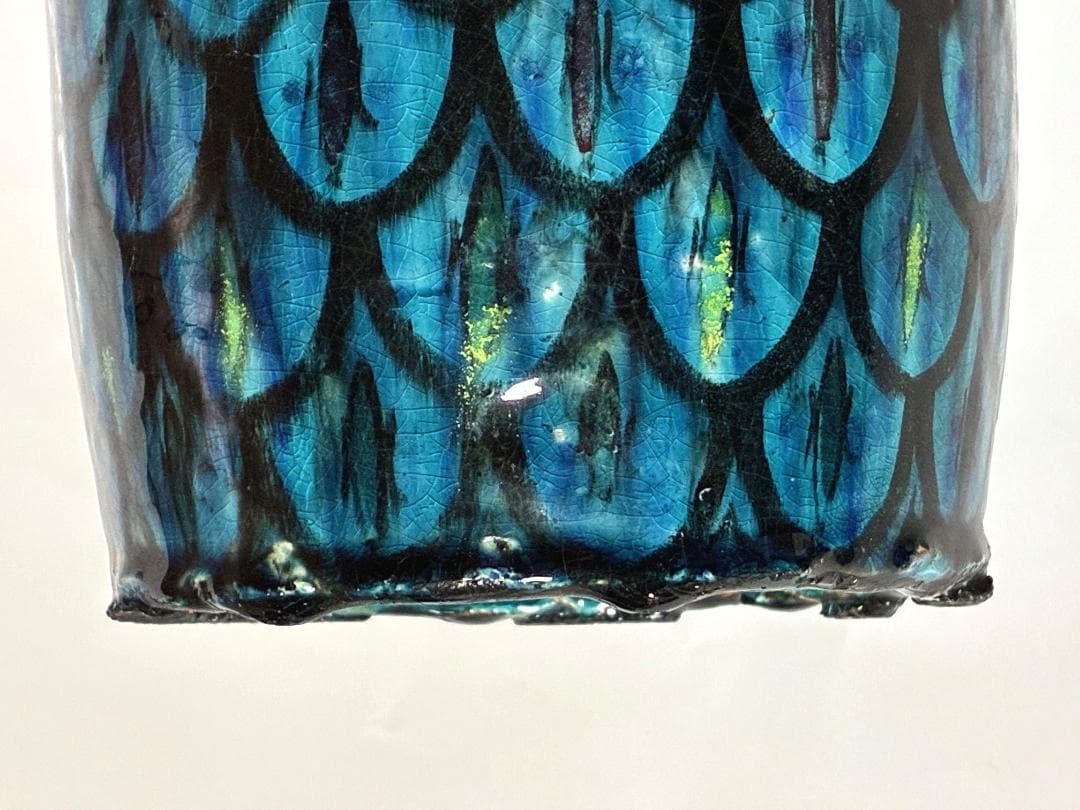 うろこ模様ターコイズブルーに黒や色とりどりの細首ボトル❁幾何学的 ・少し漏れ有