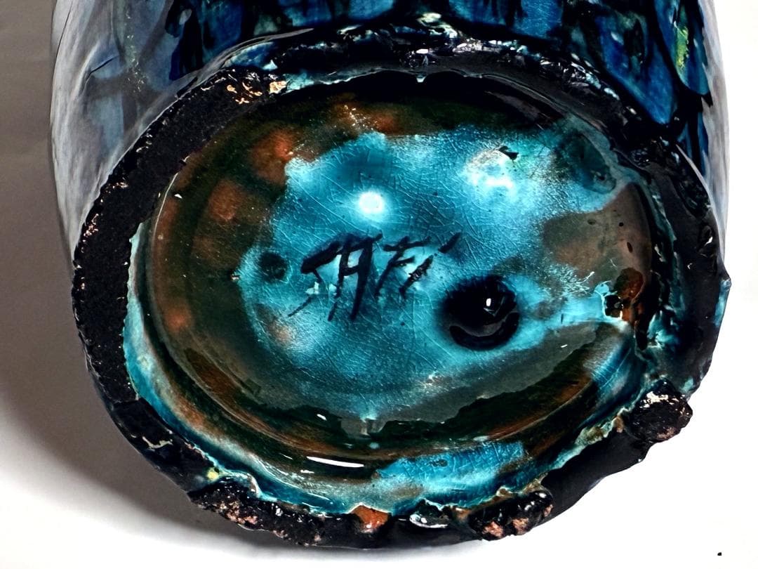 うろこ模様ターコイズブルーに黒や色とりどりの細首ボトル❁幾何学的 ・少し漏れ有