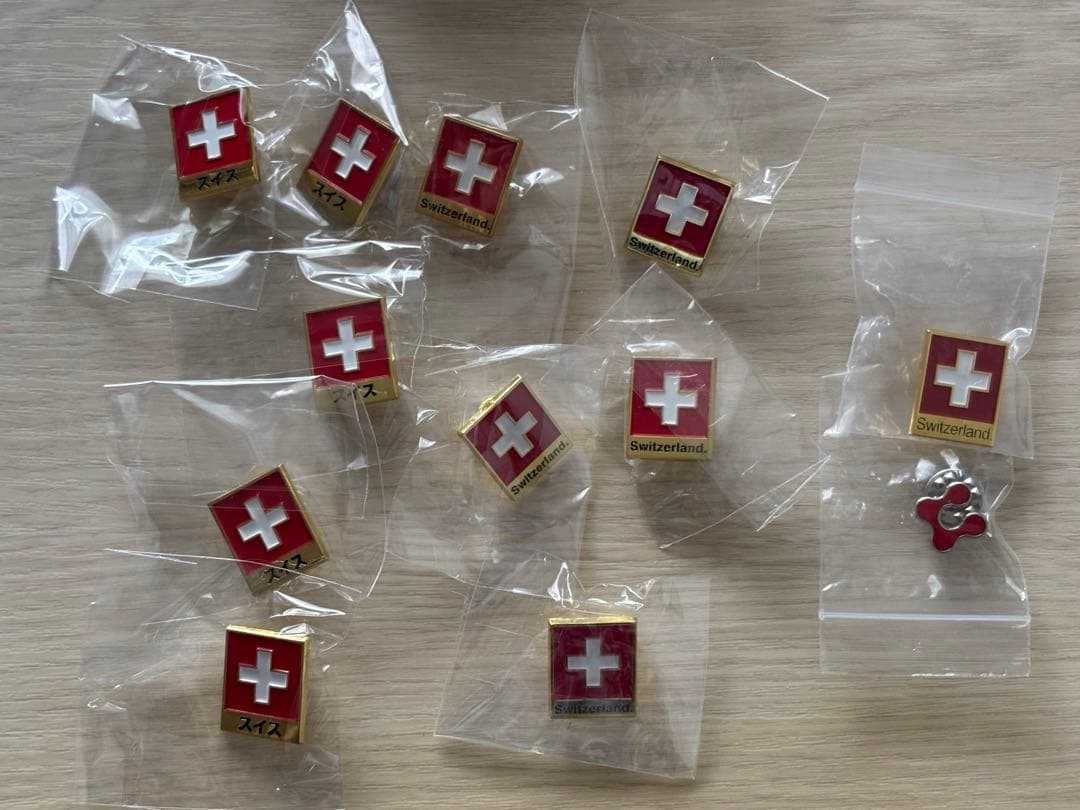 お得！　スイス館大阪関西万博檜升、ピンバッチ入り。(4種類、12個)
