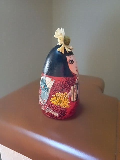 金田アツ子さん　直筆　菊尽くしのお着物　アコーディオンの少女　こけし　黒色スミレ