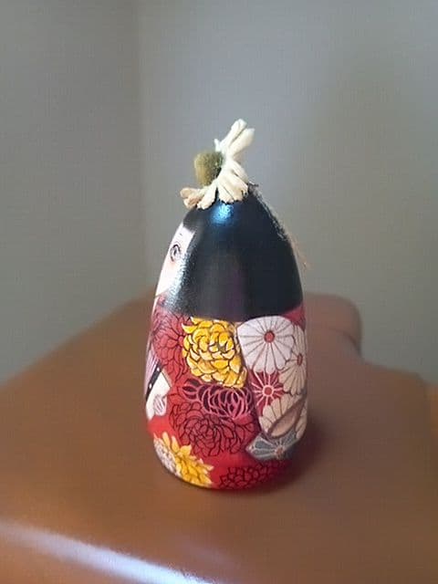 金田アツ子さん　直筆　菊尽くしのお着物　アコーディオンの少女　こけし　黒色スミレ