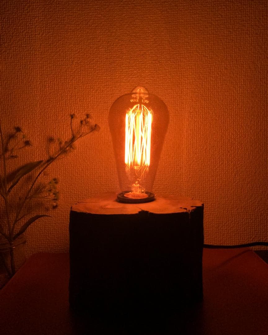 素朴な固体木製のベースライト