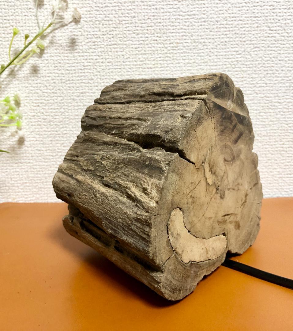 素朴な固体木製のベースライト