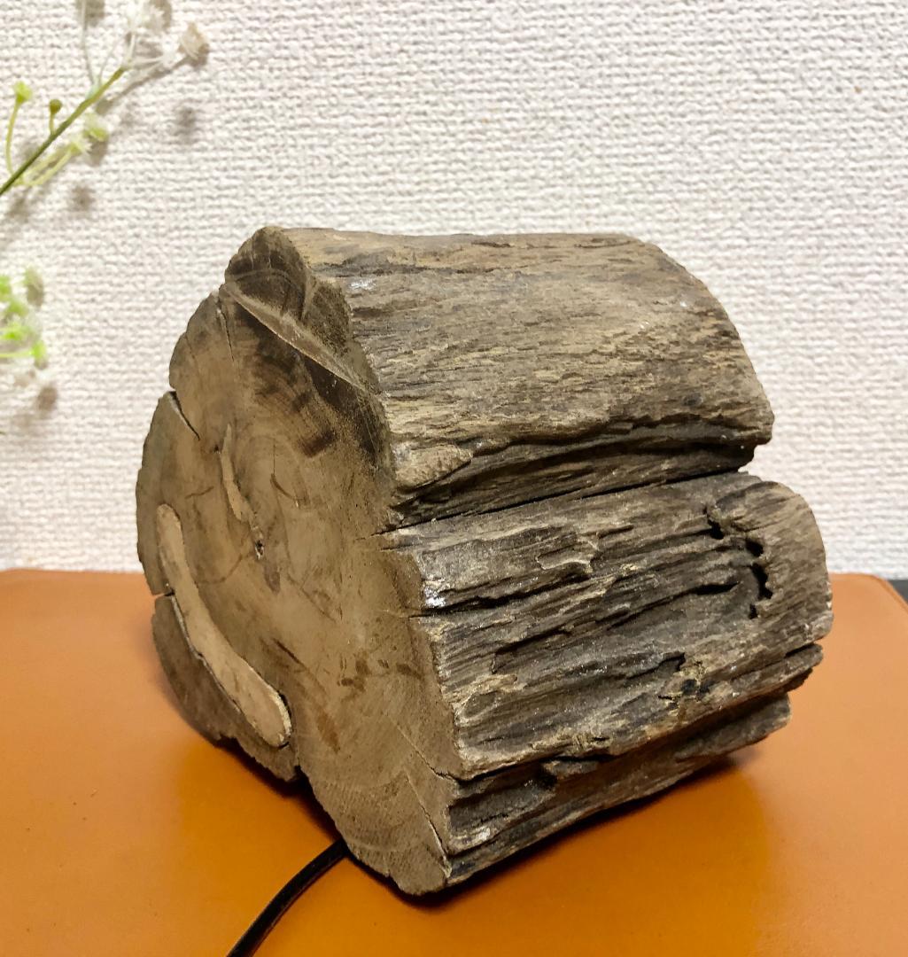 素朴な固体木製のベースライト