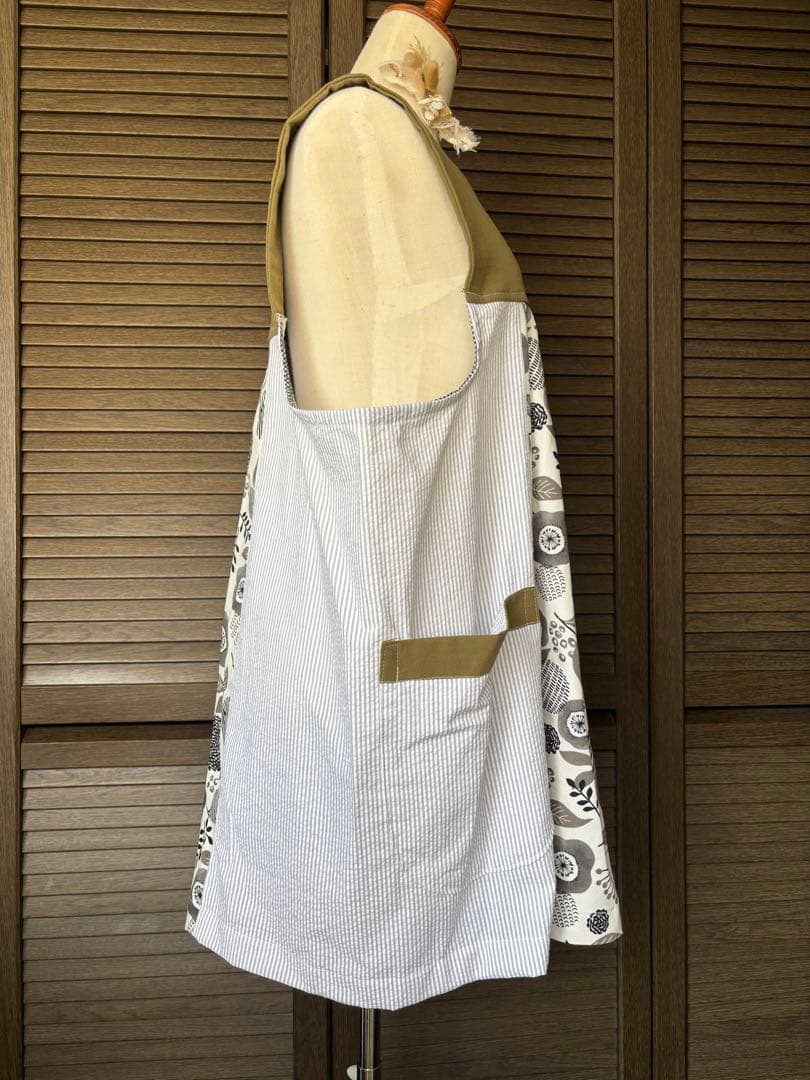 専用　エプロン　割烹着　ハンドメイド　保育士　介護士　ワンピース