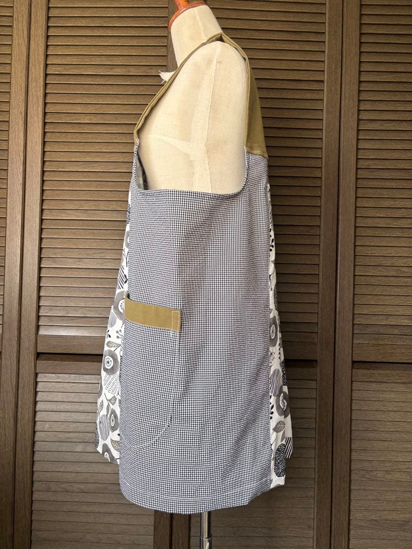 専用　エプロン　割烹着　ハンドメイド　保育士　介護士　ワンピース