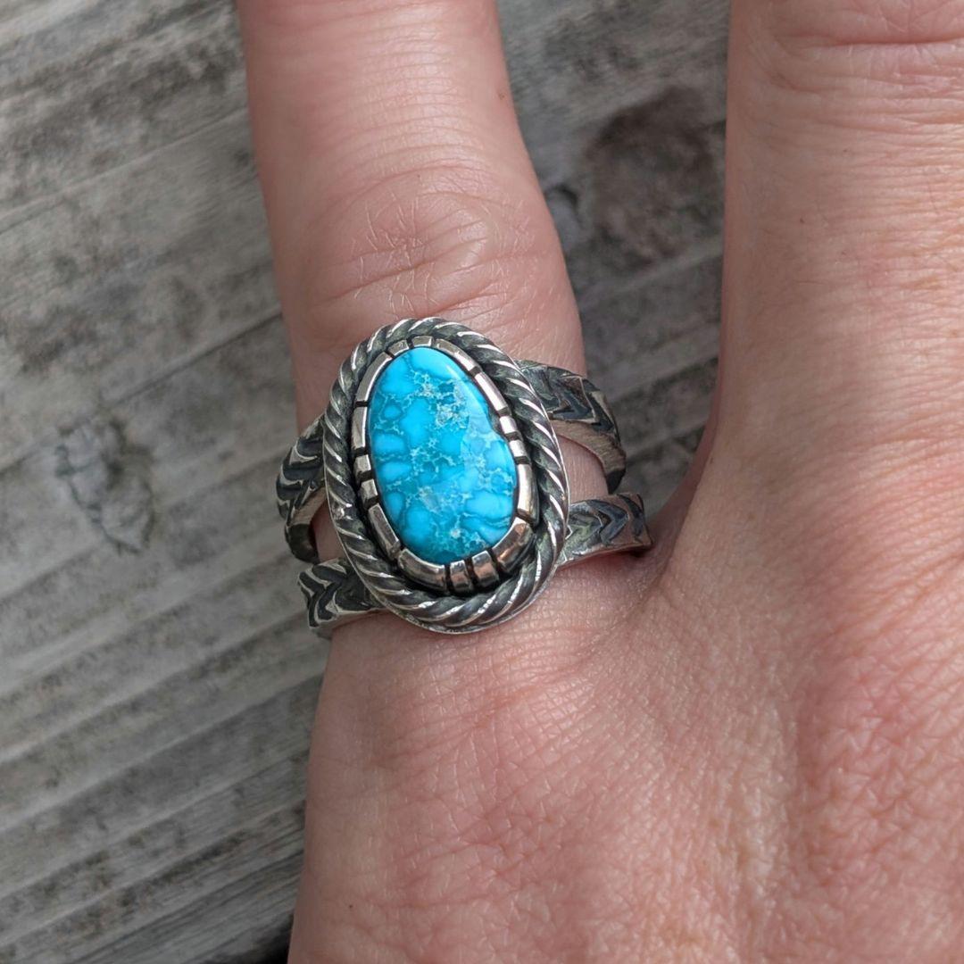 ハンドメイドのターコイズリング　インディアンジュエリー風　オールハンドメイド！