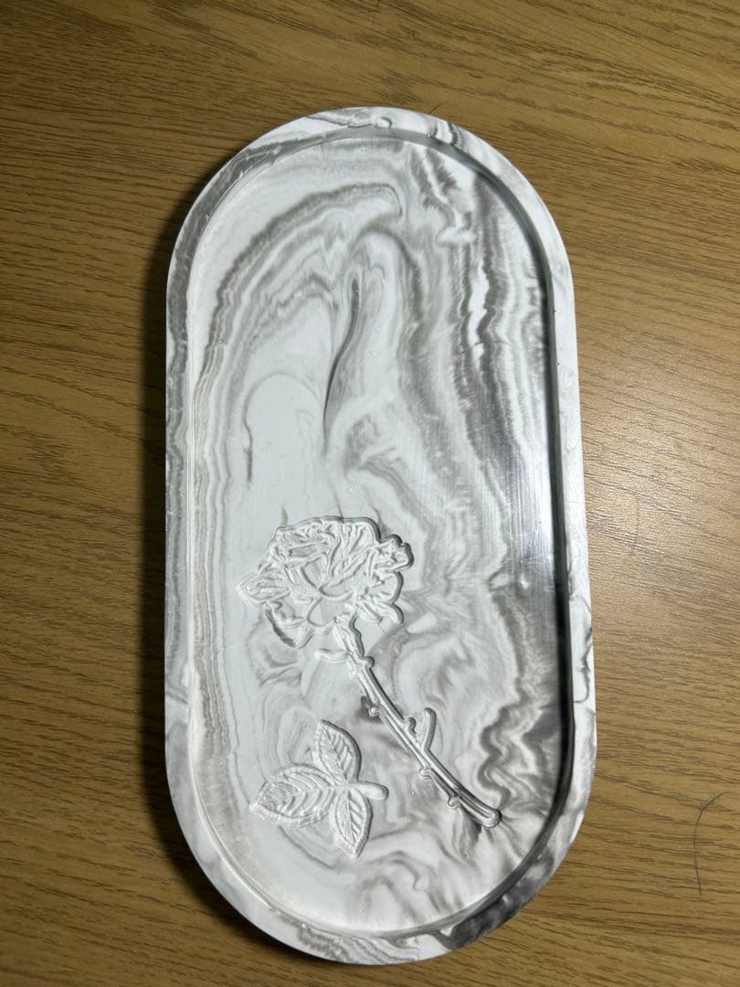 マーブル模様の楕円形トレイ バラの彫刻入り