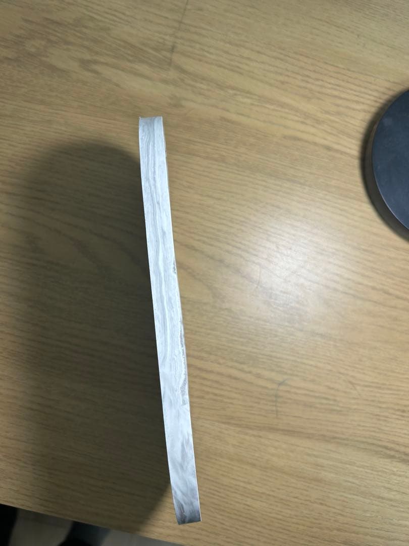 マーブル模様の楕円形トレイ バラの彫刻入り