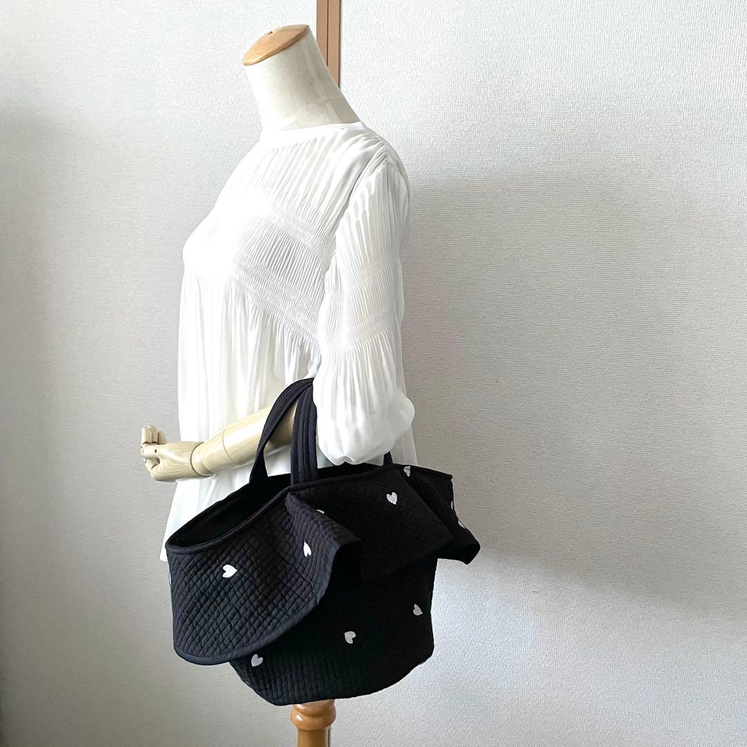 フリル付き丸底マルシェバッグ　ヌビバッグ　ブラック　ハート刺繍　ハンドメイド
