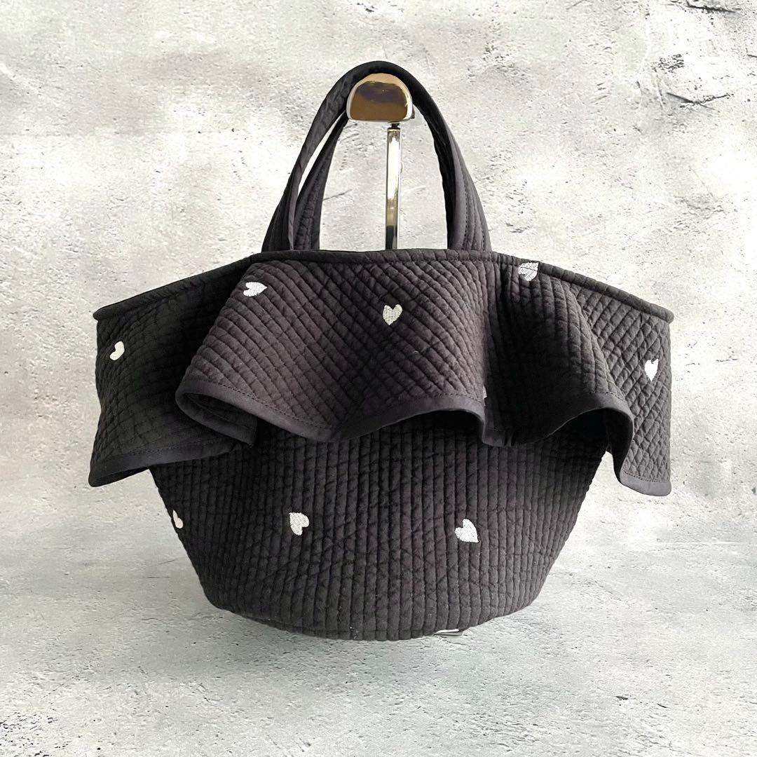 フリル付き丸底マルシェバッグ　ヌビバッグ　ブラック　ハート刺繍　ハンドメイド