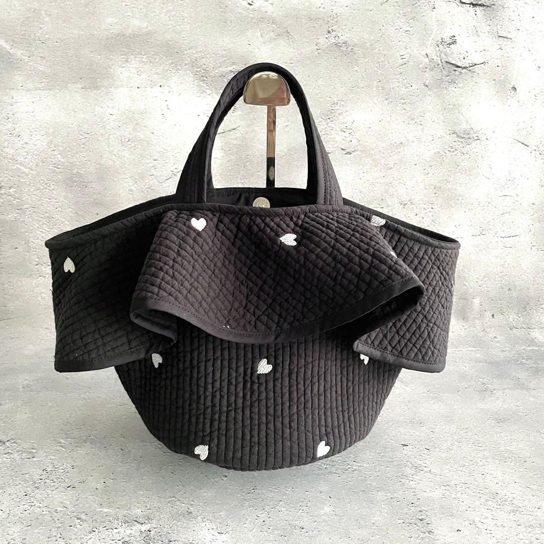 フリル付き丸底マルシェバッグ　ヌビバッグ　ブラック　ハート刺繍　ハンドメイド