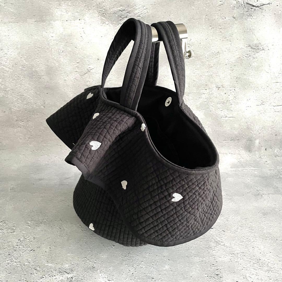 フリル付き丸底マルシェバッグ　ヌビバッグ　ブラック　ハート刺繍　ハンドメイド