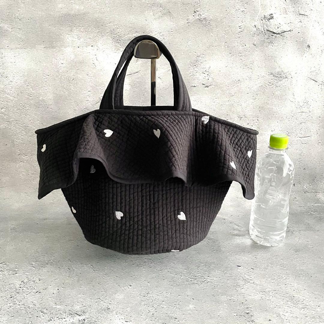 フリル付き丸底マルシェバッグ　ヌビバッグ　ブラック　ハート刺繍　ハンドメイド