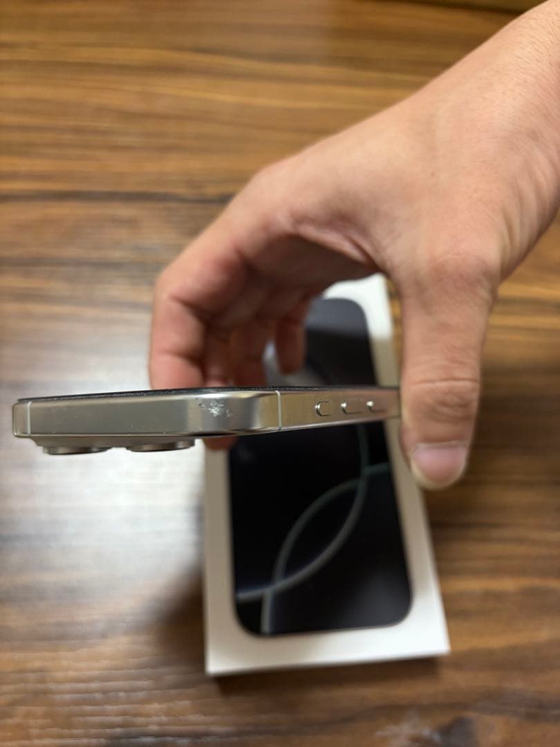 Apple iPhone 16 pro 256GB ホワイトチタニウム