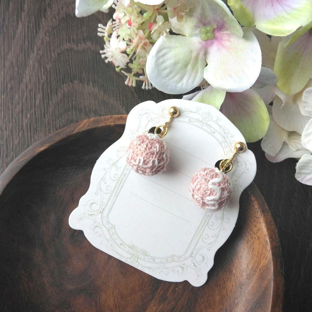 毛糸風　ピンク　冬　ボール　ハンドメイド　イヤリング　アクセサリー　白
