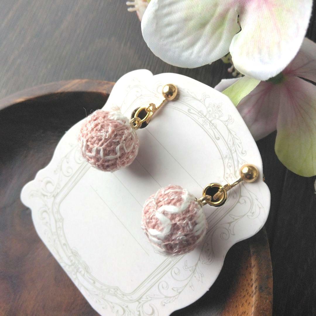 毛糸風　ピンク　冬　ボール　ハンドメイド　イヤリング　アクセサリー　白