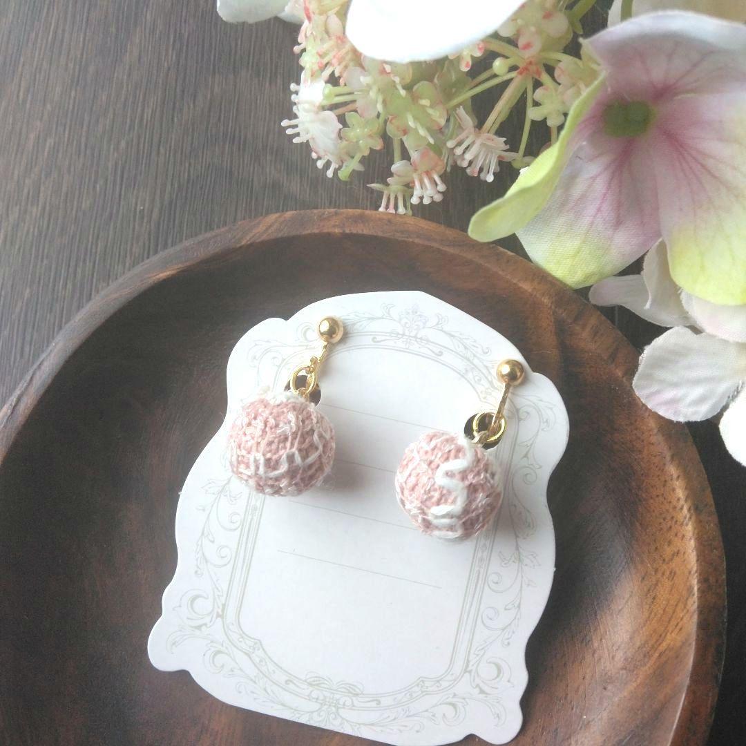 毛糸風　ピンク　冬　ボール　ハンドメイド　イヤリング　アクセサリー　白