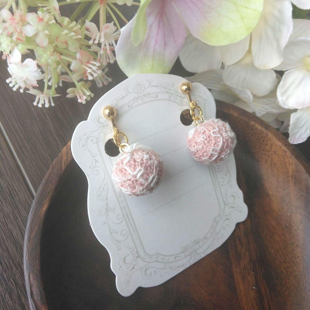 毛糸風　ピンク　冬　ボール　ハンドメイド　イヤリング　アクセサリー　白