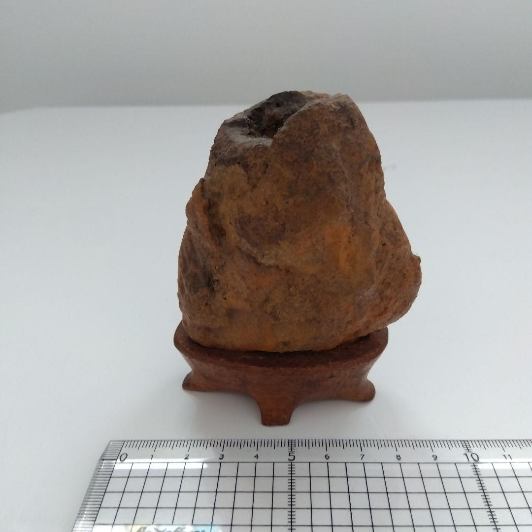 自然石 水石 木製台座付き 約8cm高 自然の穴あり 壺石　一輪挿し