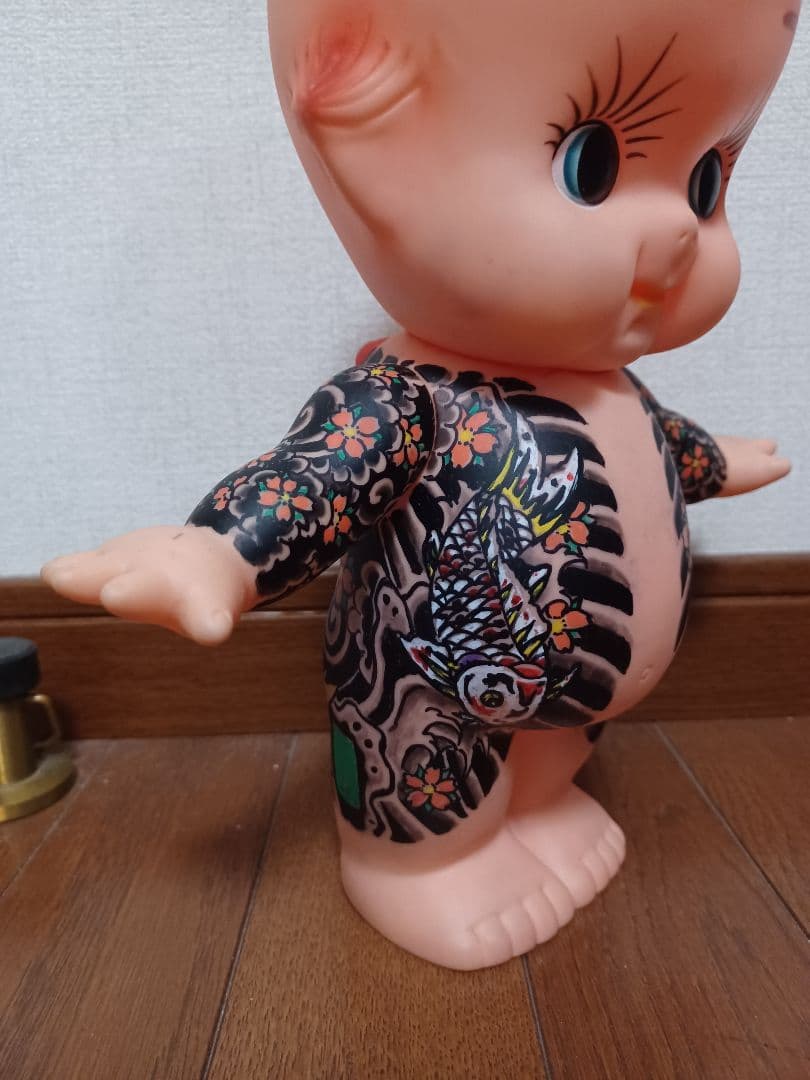 彫り刺青キュウピー　ソフビ人形