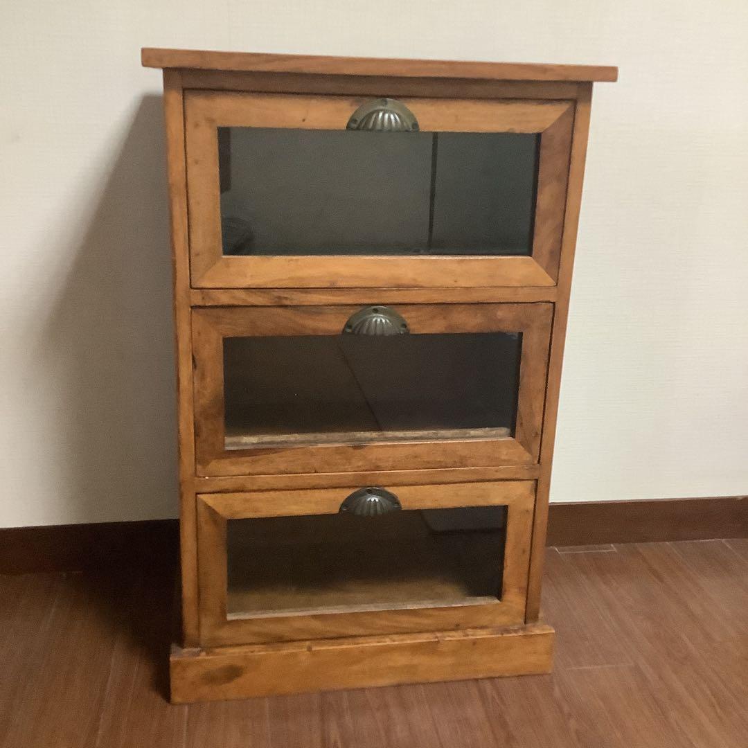 アンティーク風 木製ブラウンチェスト 3段 ガラス扉付き