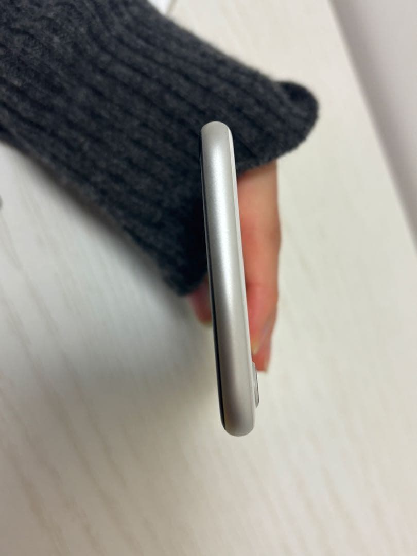 Apple iPhone SE (第2世代) ホワイト 最大バッテリー容量79%