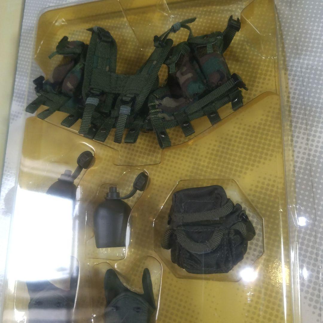 ドラゴン1/6女性兵士と同スケールのスコーピオン軽戦車かシュリダン戦車？のセット