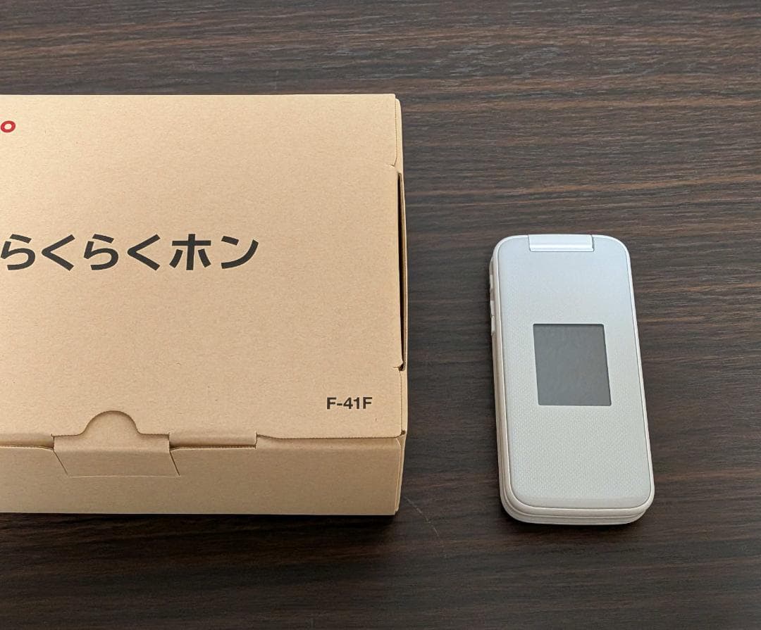 docomo らくらくホン F-41F ホワイト
