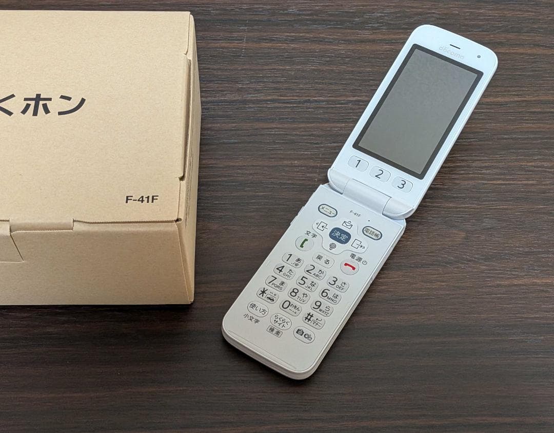 docomo らくらくホン F-41F ホワイト