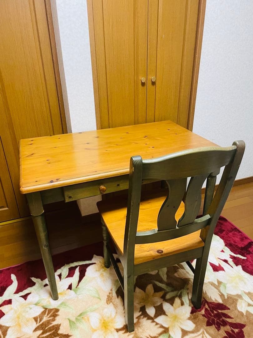 カントリー調　スェーデン製　机と椅子のセットです。 木製カントリースタイル