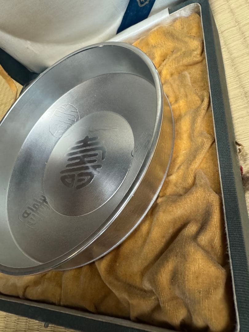 明治生命保険株式会社の創立50周年を記念して制作された、錫（すず）製の盃