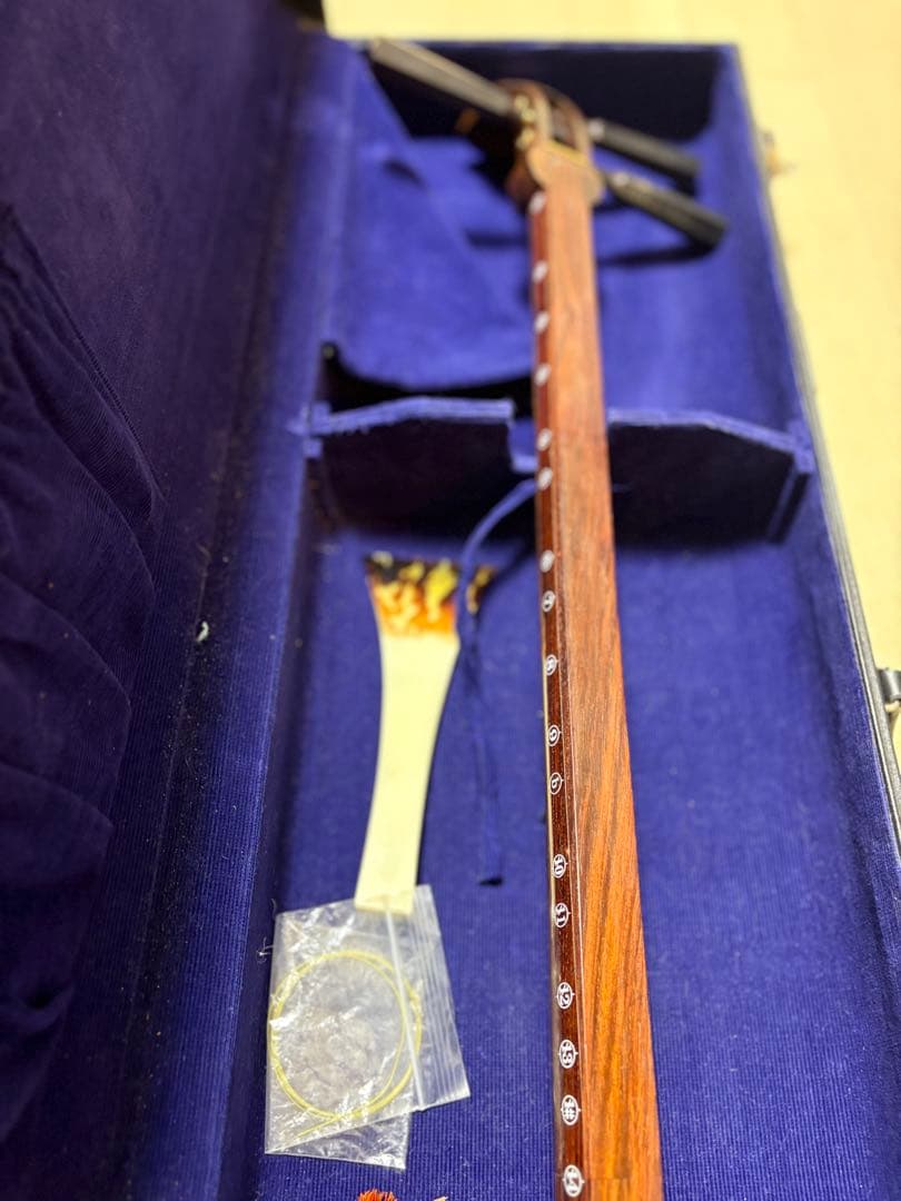 三味線本体 (破れなし)バチ、高級ケース付き