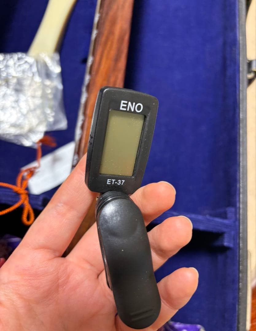 三味線本体 (破れなし)バチ、高級ケース付き