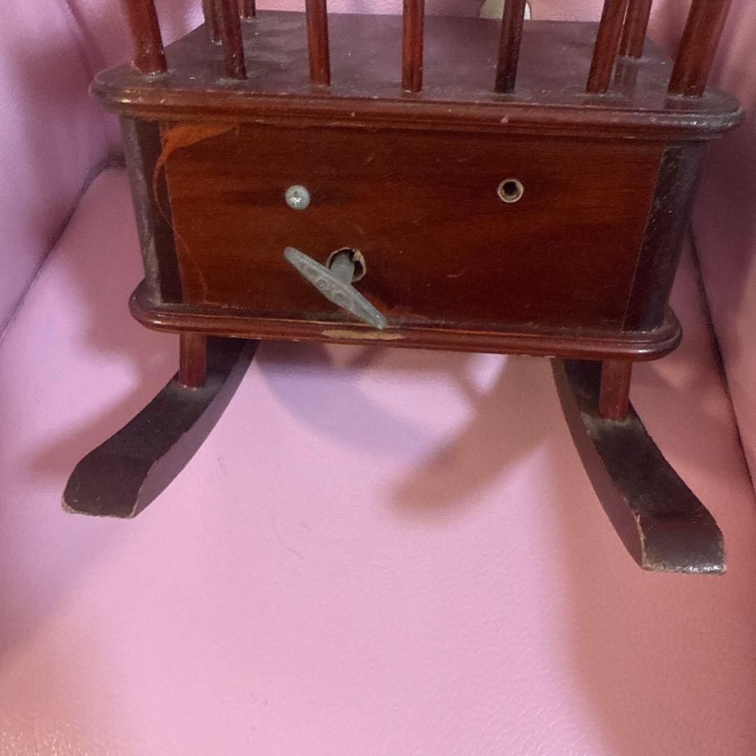 ビーズ装飾付きピンクドレス人形ロッキングチェア付き