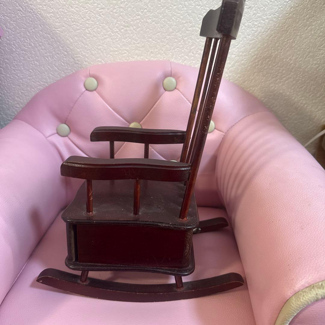 ビーズ装飾付きピンクドレス人形ロッキングチェア付き