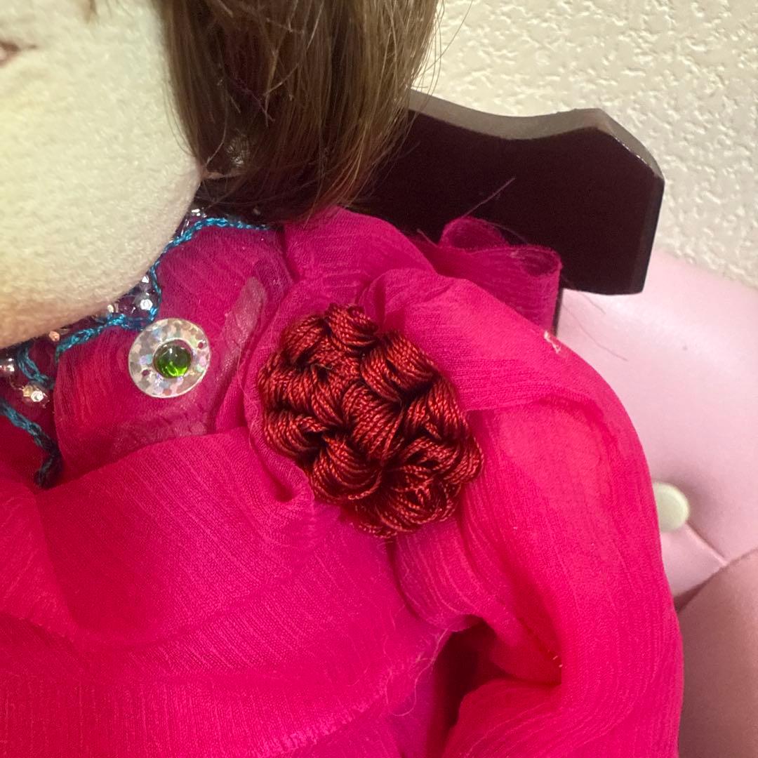 ビーズ装飾付きピンクドレス人形ロッキングチェア付き