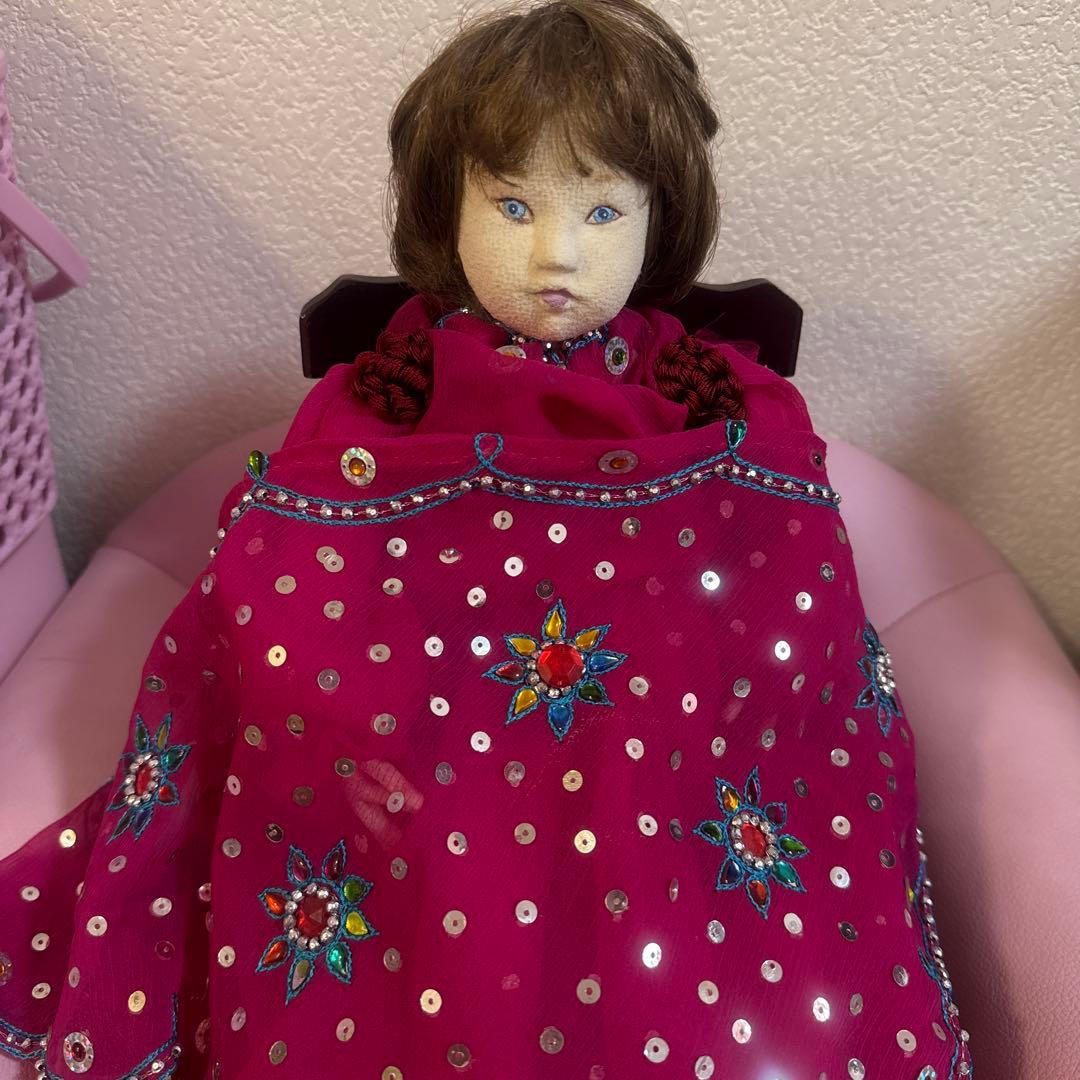 ビーズ装飾付きピンクドレス人形ロッキングチェア付き