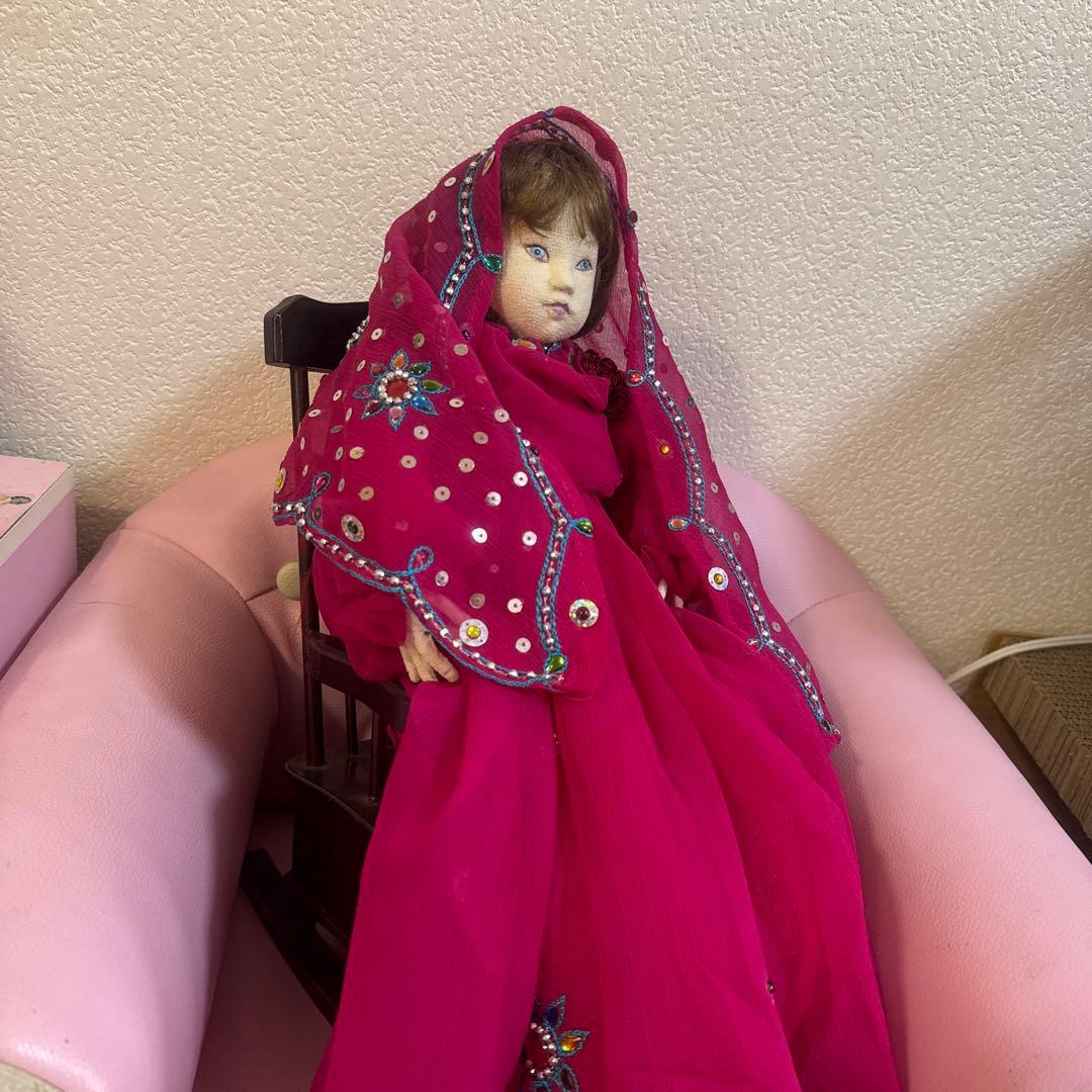 ビーズ装飾付きピンクドレス人形ロッキングチェア付き