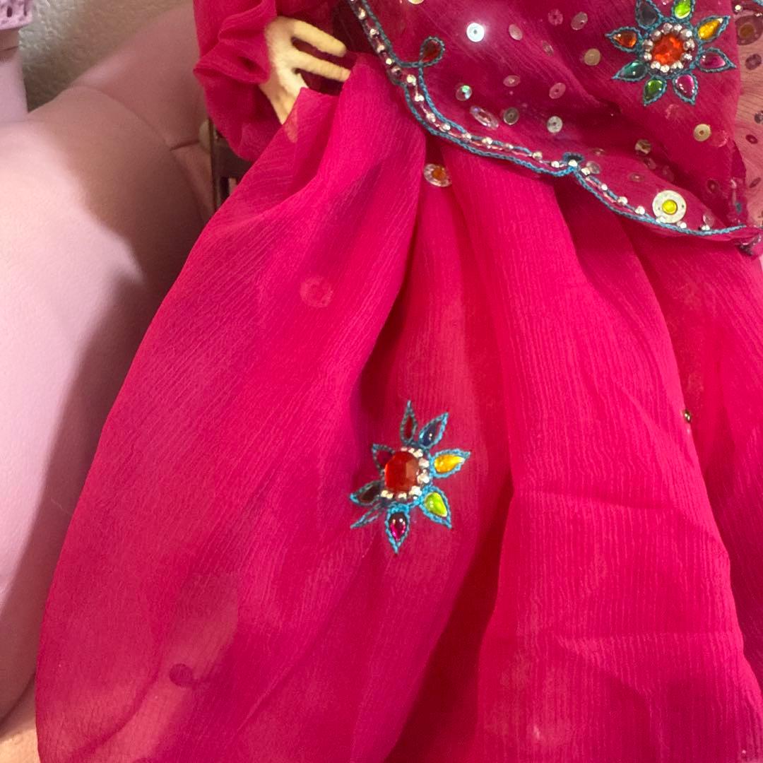 ビーズ装飾付きピンクドレス人形ロッキングチェア付き