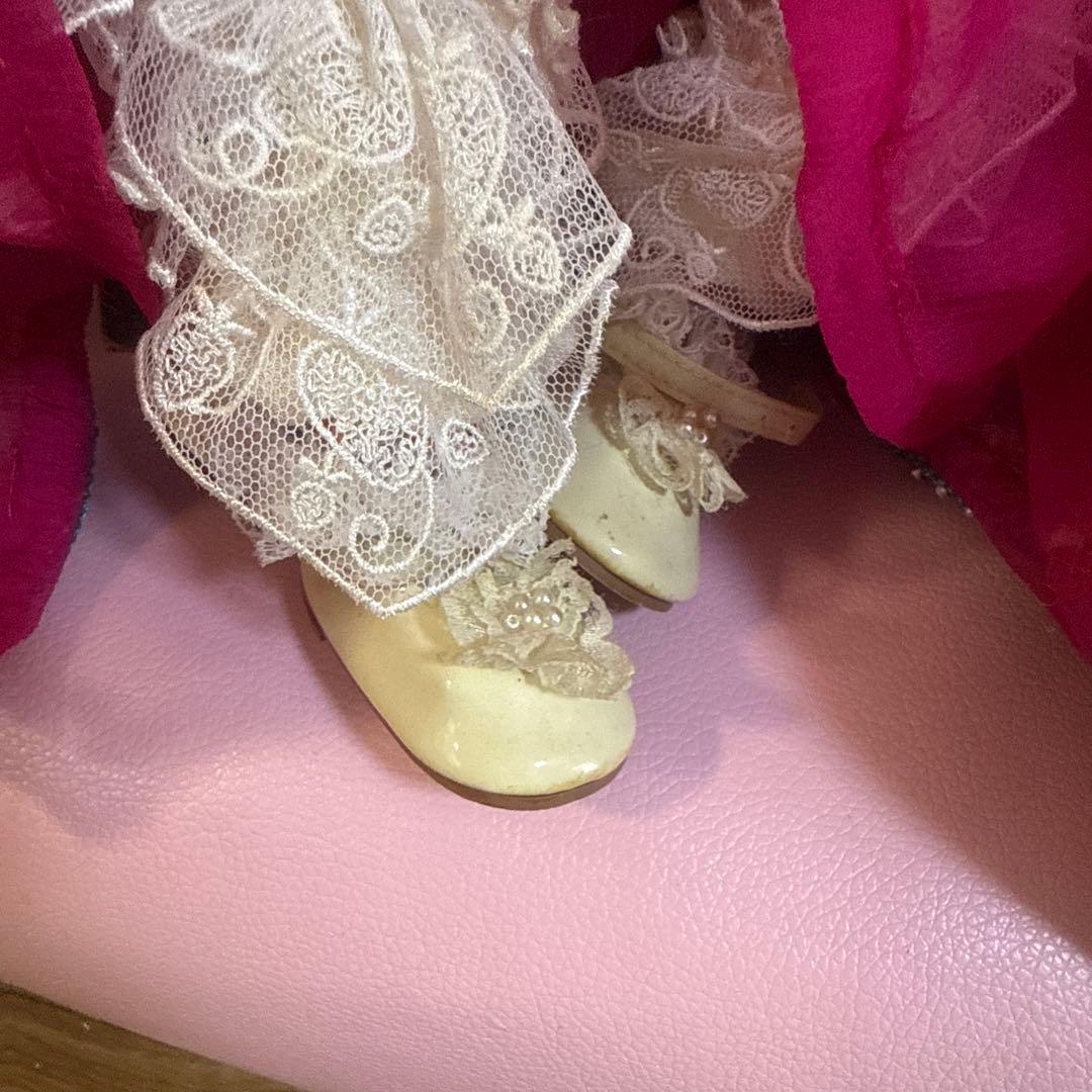 ビーズ装飾付きピンクドレス人形ロッキングチェア付き