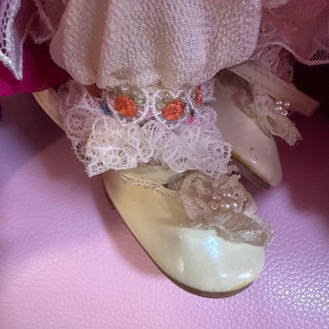 ビーズ装飾付きピンクドレス人形ロッキングチェア付き