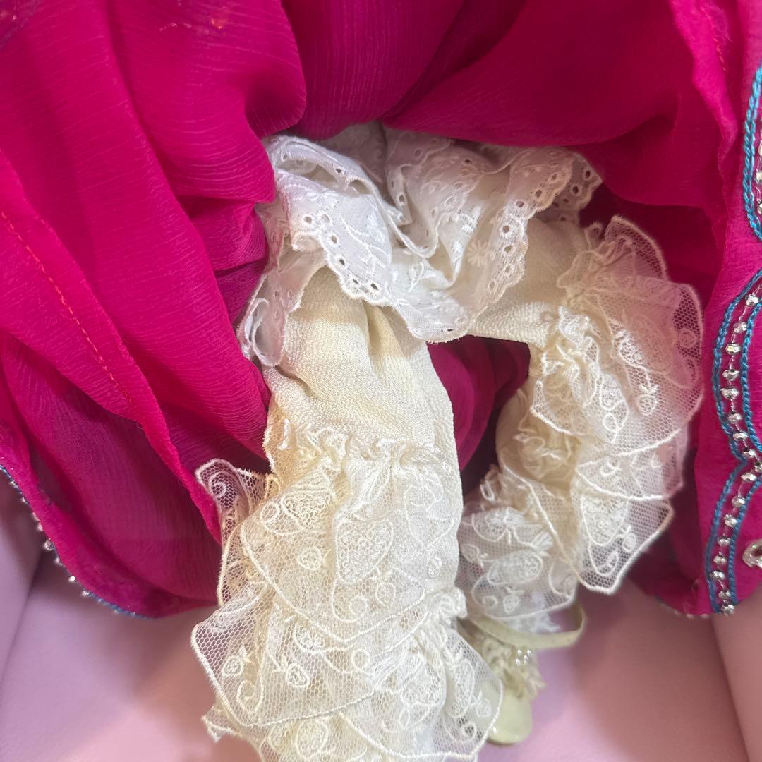 ビーズ装飾付きピンクドレス人形ロッキングチェア付き