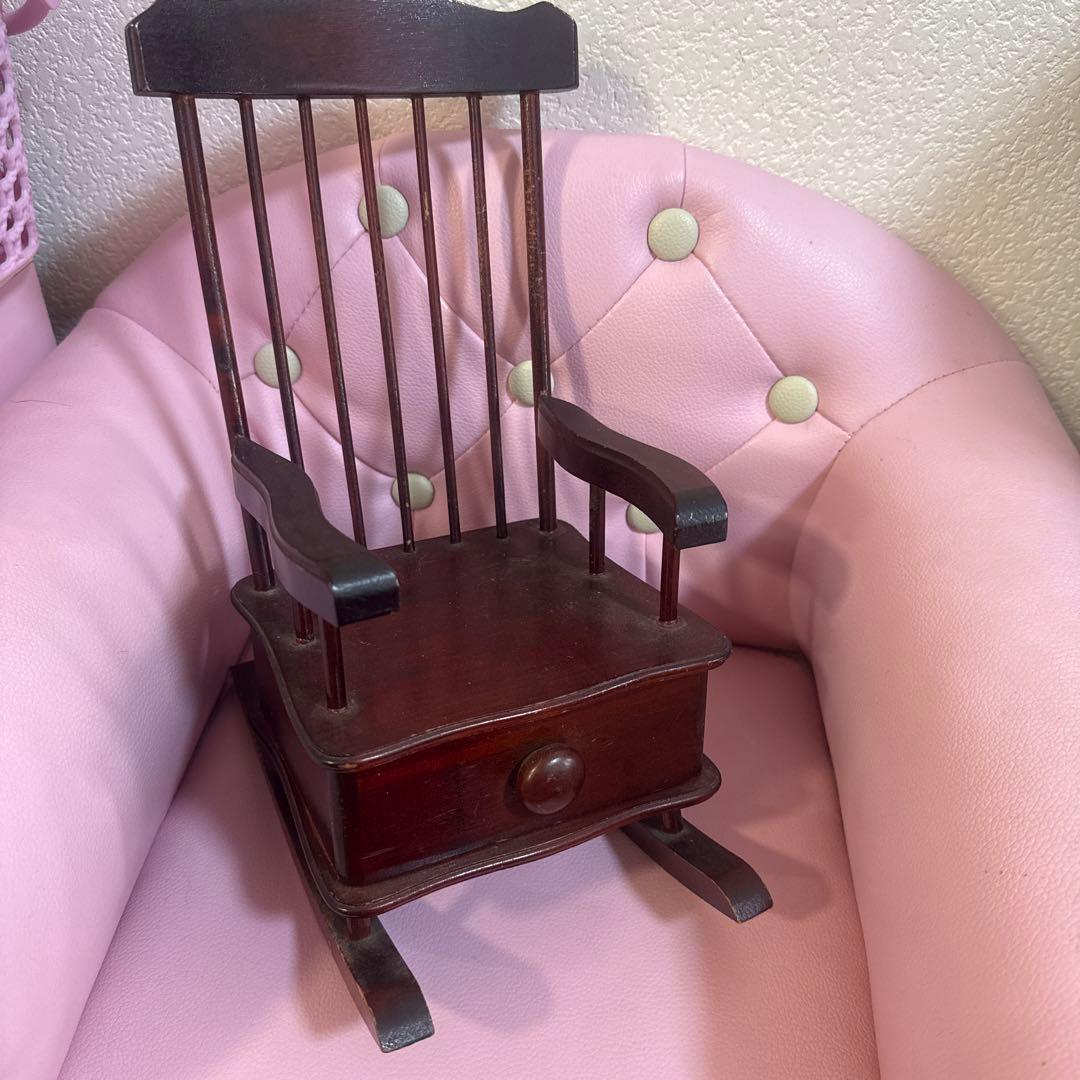 ビーズ装飾付きピンクドレス人形ロッキングチェア付き